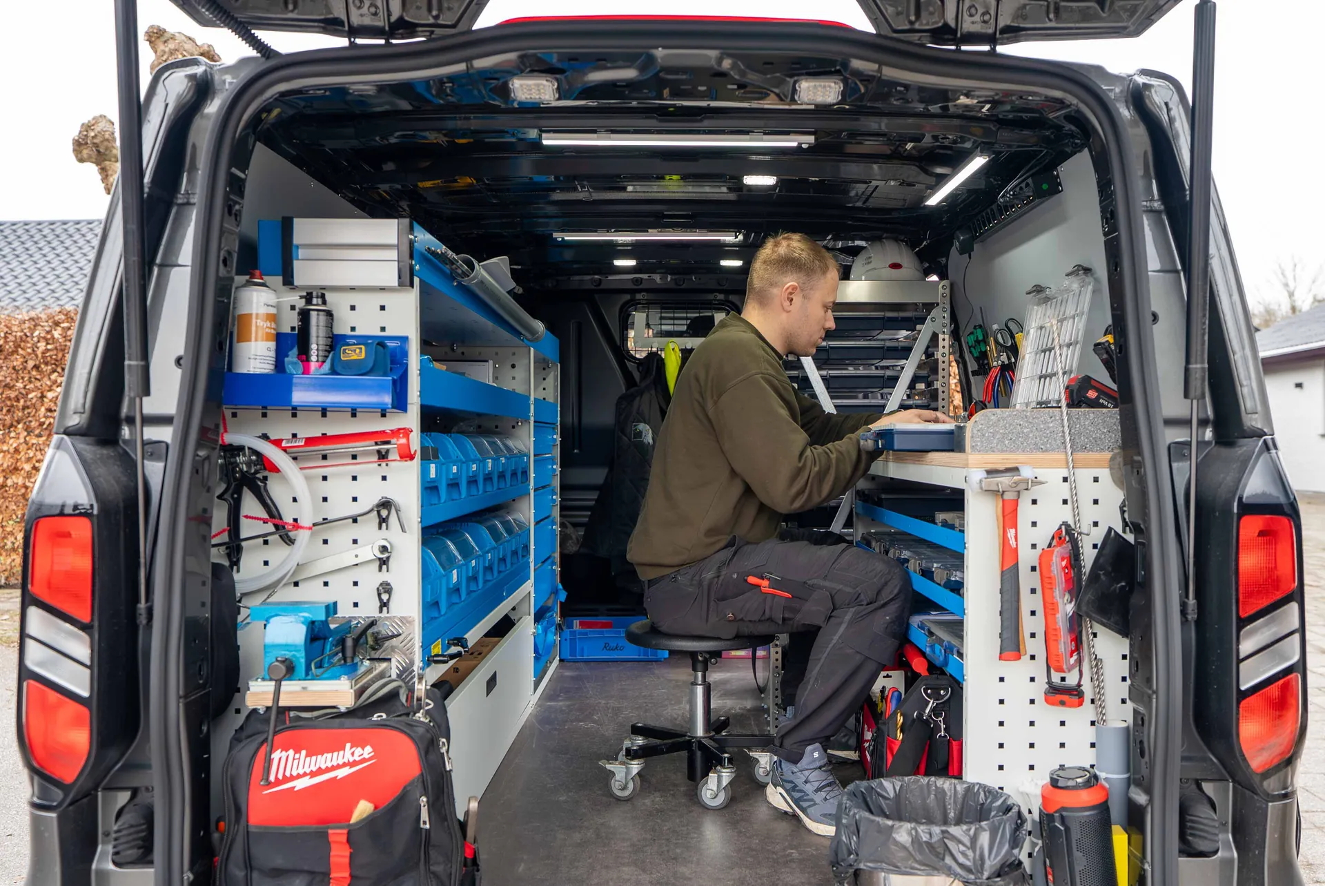 Servicevognen er indrettet som et rullende værksted